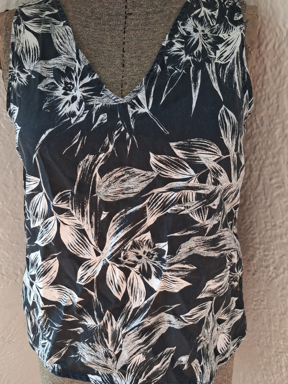C&C California Black and White Floral V-Neck Top